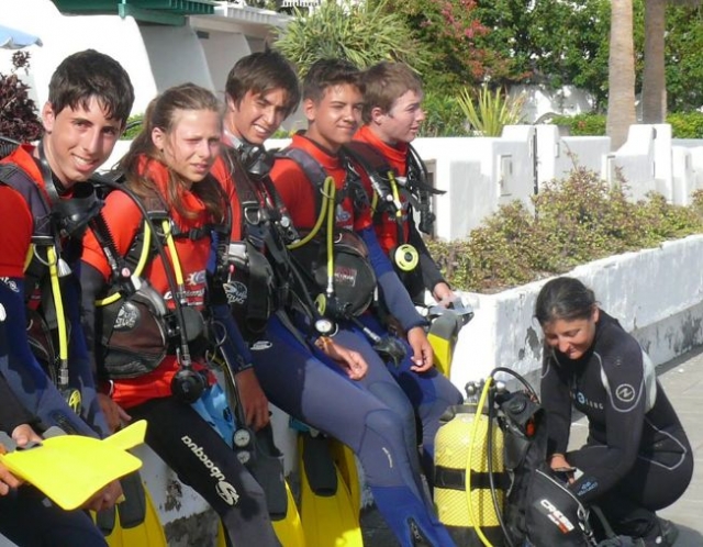 Esperando la leccion de buceo